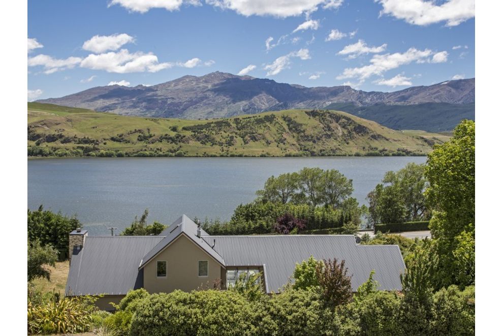 Lake Hayes perfection live the dream! realestate.co.nz