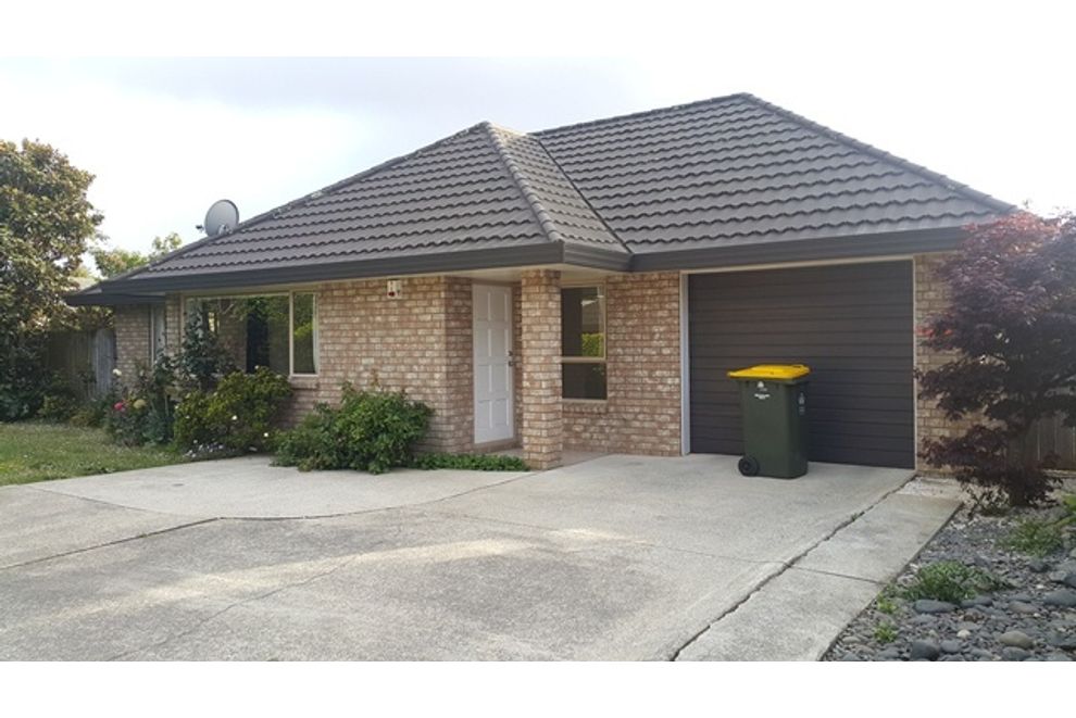For rent Mangere, Brick and Tile 3 bedroom house with garage