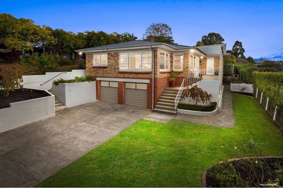 For sale Pukekohe Hill Location & Awesome Views! realestate.co.nz