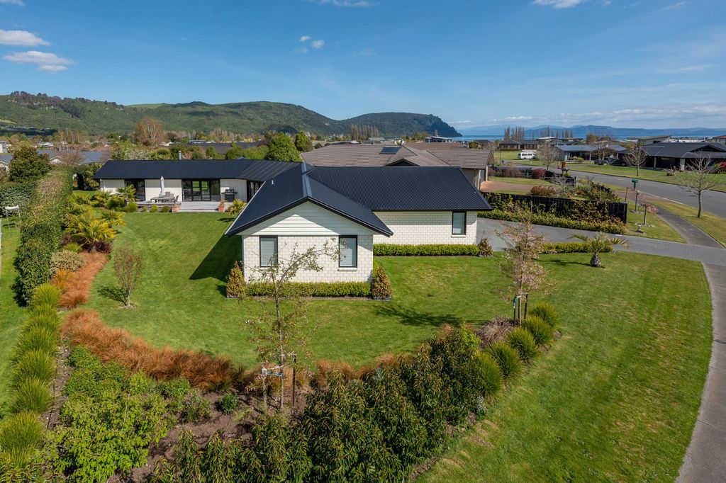 Property Value 37 Montgomery Crescent Kinloch Realestate Co Nz