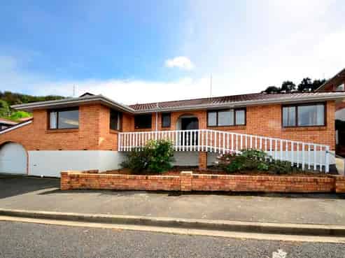 16 Barnes Drive, Caversham