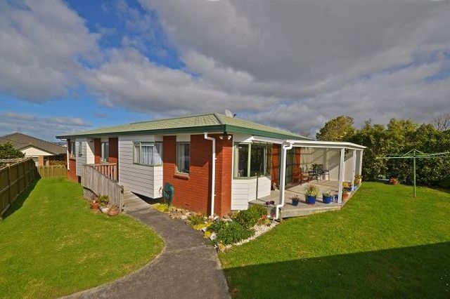 Sold 8 Taha Road, Te Atatu South realestate.co.nz