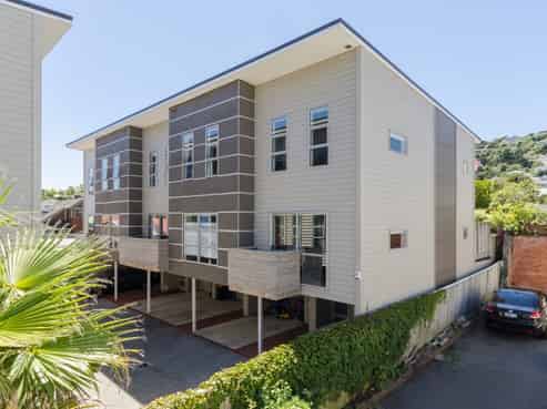 2/123 The Parade, Island Bay
