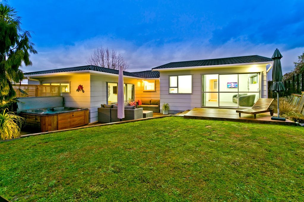 Property value 5 Mowbray Place, Sunnynook realestate.co.nz