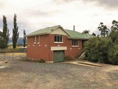 4 Riverbank Road South, Henley