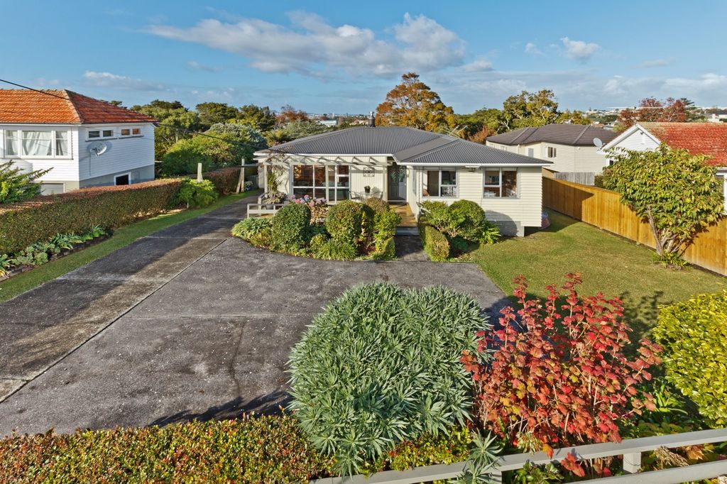 Property value 65 Pupuke Road, Birkenhead realestate.co.nz
