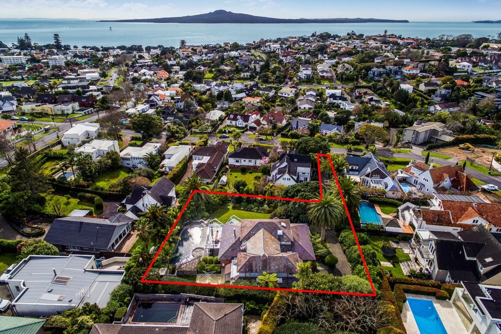 Property value 33 Codrington Crescent, Mission Bay realestate.co.nz