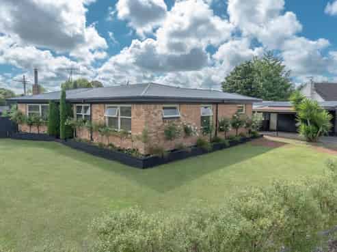 82 Bruce Avenue, Glenview