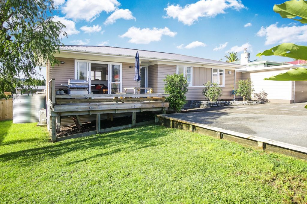 Property value 35 Fairclough Road, Beach Haven realestate.co.nz