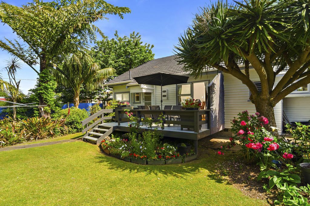 Property value 18 Yeovil Road, Te Atatu Peninsula realestate.co.nz