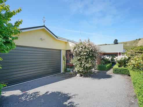 10 Lewis Crescent, Domett