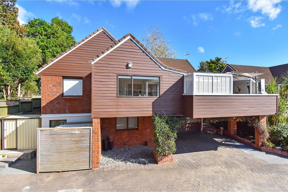 For sale Spacious Townhouse Built For Entertaining!