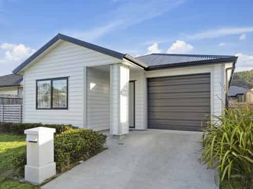 100 Farmer Crescent, Taita