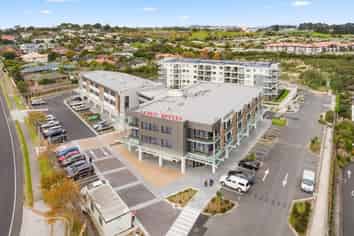 Prime retail units on Apollo Square