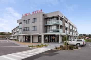 Prime retail units on Apollo Square