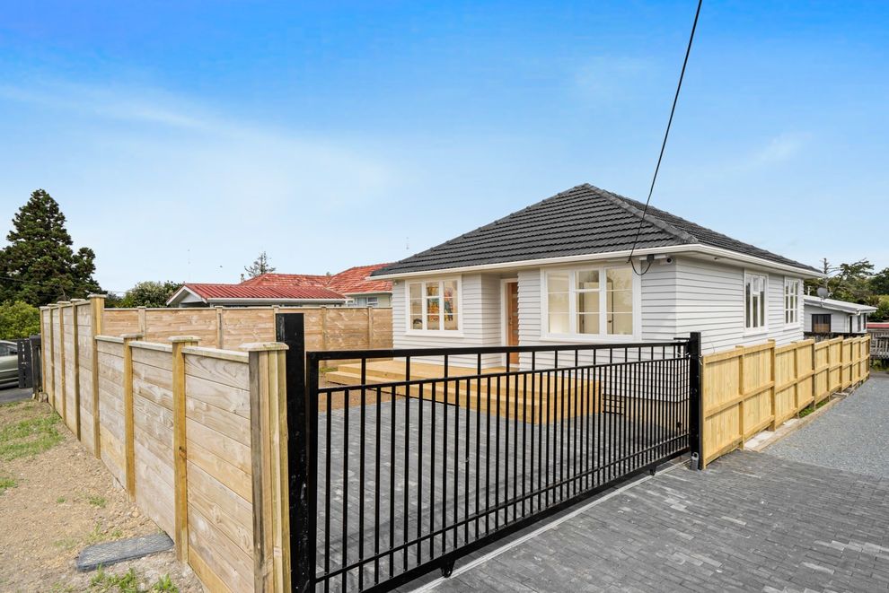 For sale 1/121 Matipo Road, Te Atatu Peninsula