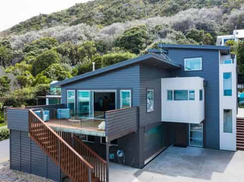 10 Makorori Beach Road, Pouawa
