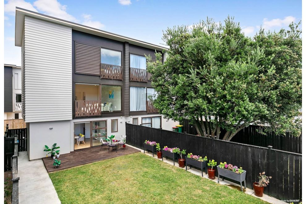 For rent Fantastic 3 Level Townhouse in Royal Oak realestate.co.nz