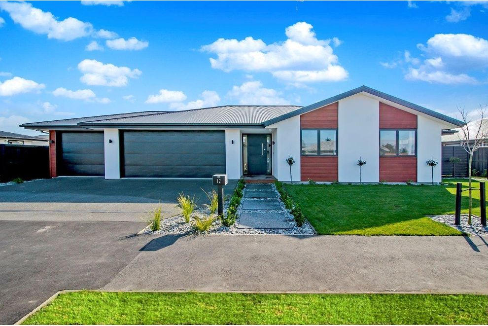 For sale BUILDERS OWN HOME WITH 3 CAR GARAGE - realestate.co.nz