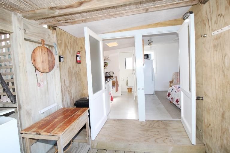 Rustic Sunny Whangapoua Cabins - Mehr