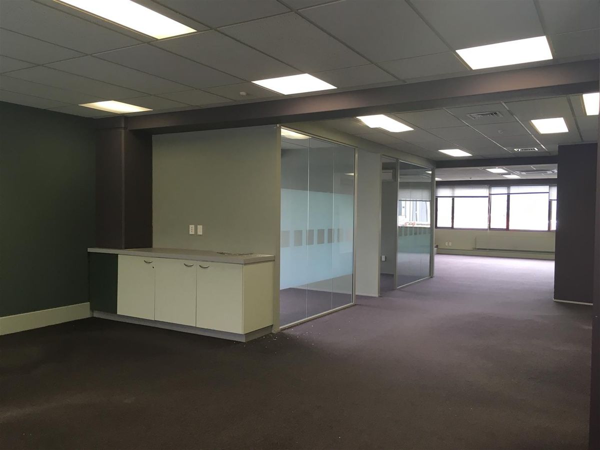 Mid-quality office accommodation – další