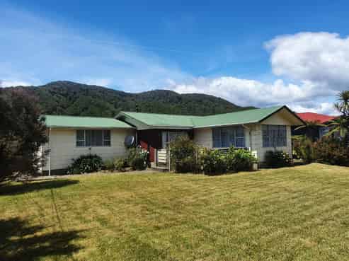 25 Oxford Street, Taylorville