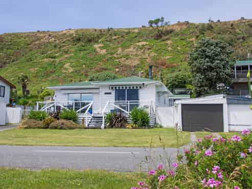 18 Lake Ferry Road, Lake Ferry