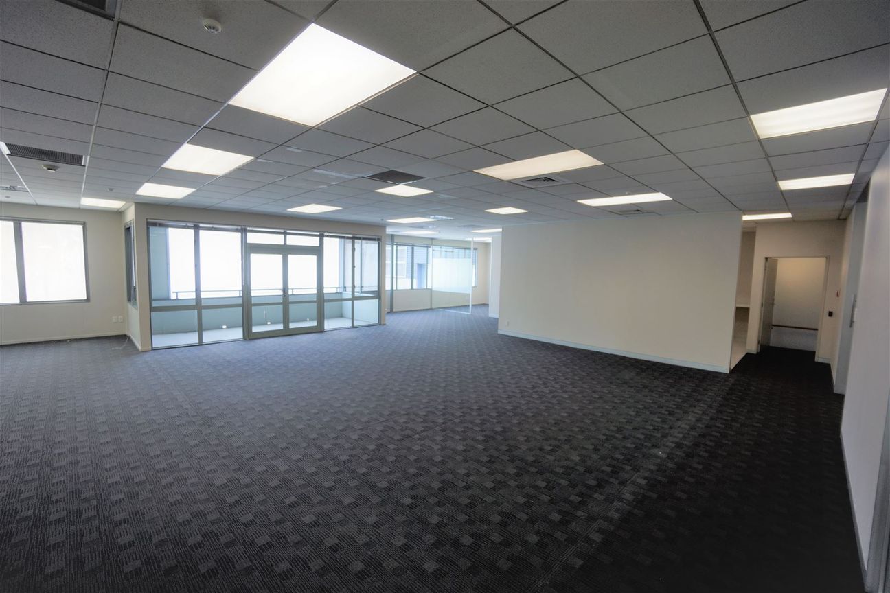 First Rate Warehouse - 1,680m² - Más