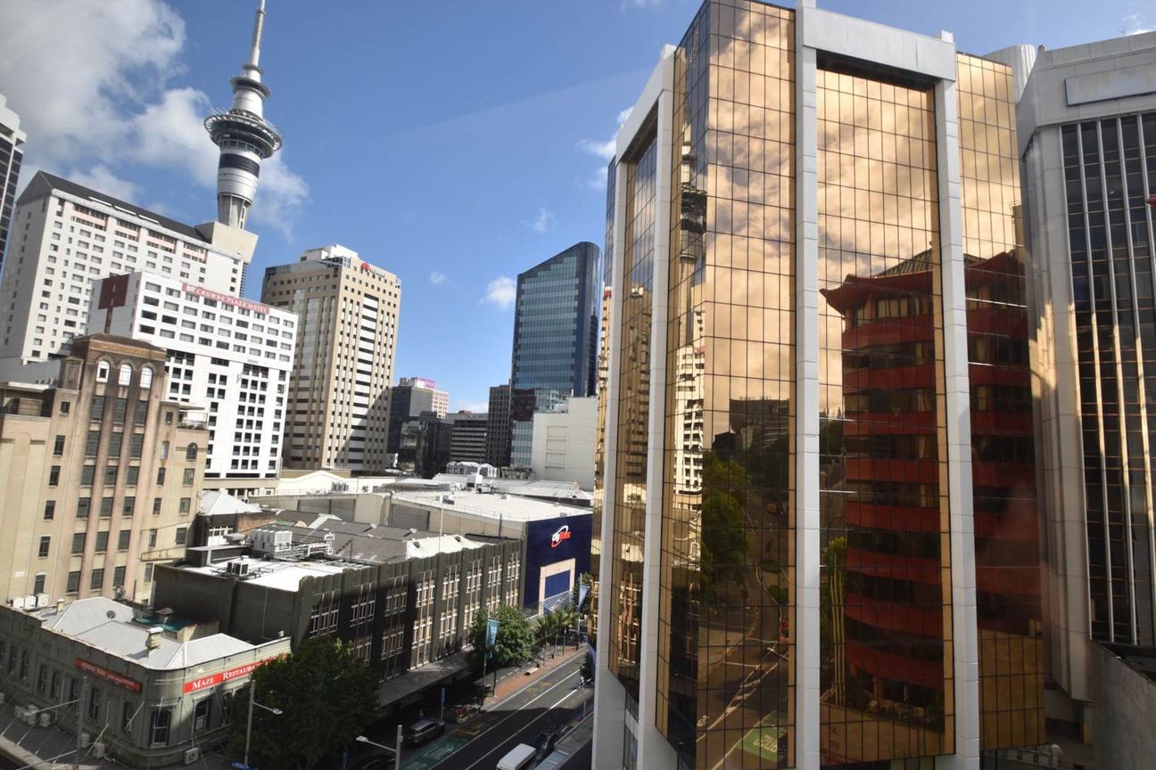 BOUTIQUE OFFICES AVAILABLE IN CBD - Vista 4