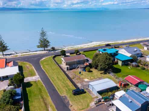 899 East Coast Road, Kaiaua