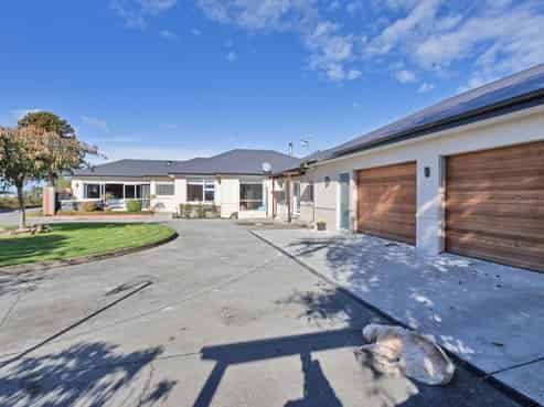 223 Roslyn Road, Roslyn Bush