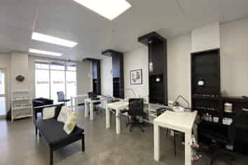 Turn Key Nail Bar