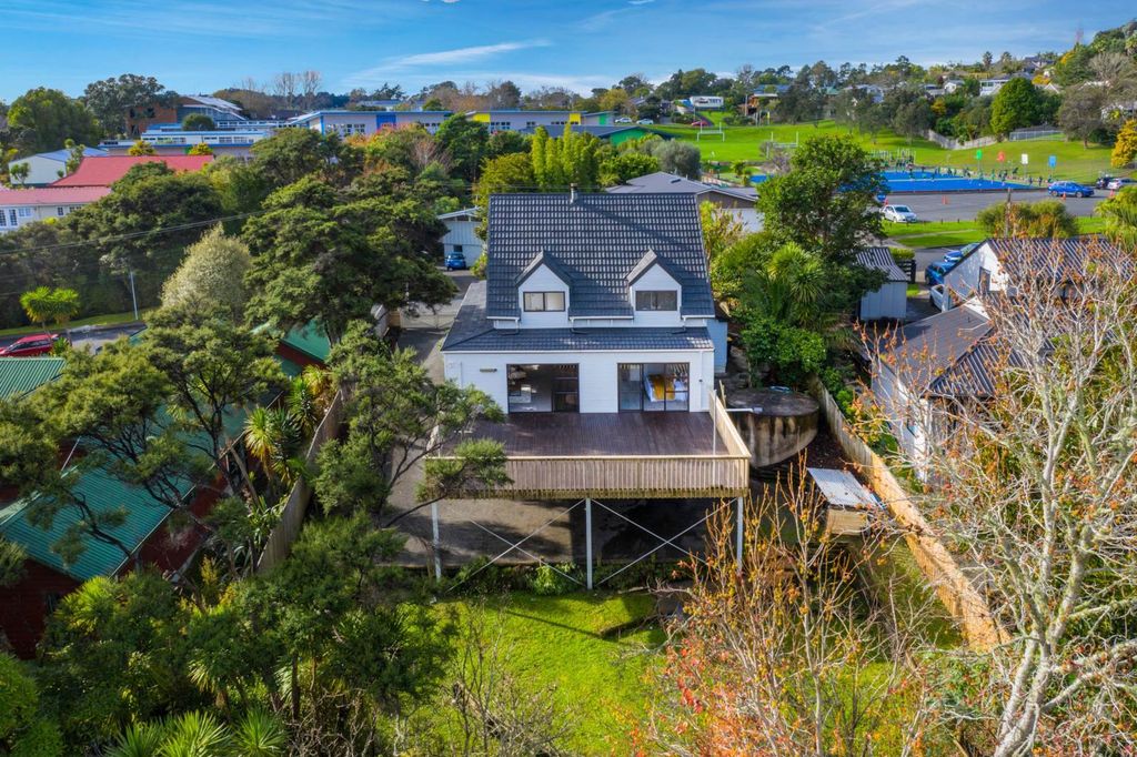 Property value 1 Sunnyview Road, Greenhithe realestate.co.nz