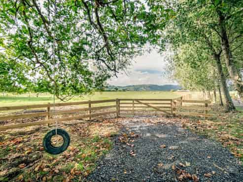 385 Arrowville Road, Aka Aka