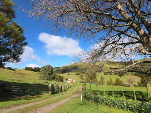 101 Carr Road, Takahue