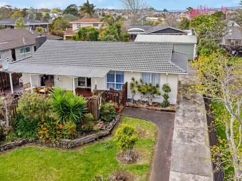 16 Booralee Avenue, Botany Downs