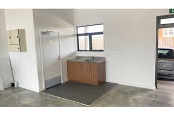 Te Atatu Retail, Road Front Retail 