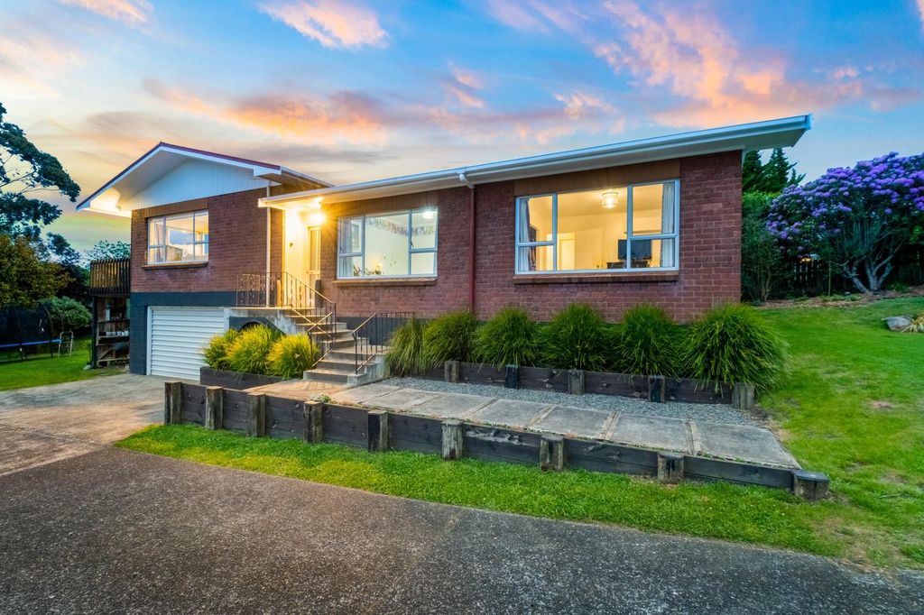 Property value 5 Paparata Road, Bombay realestate.co.nz