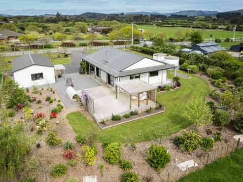 123 Flux Road, Mangaroa
