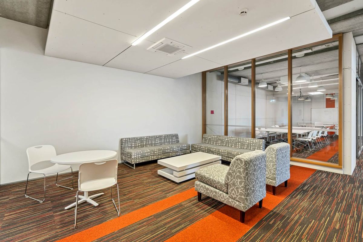SPECTACULAR MAIN HIGHWAY OFFICE