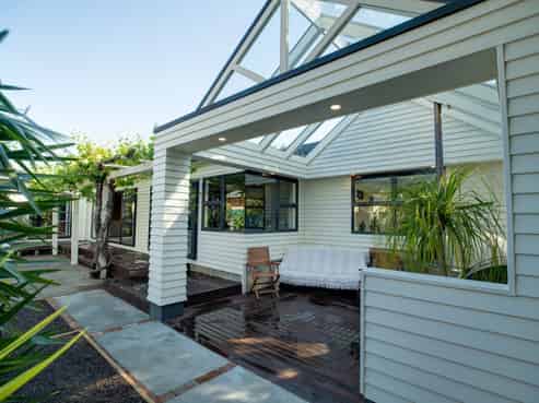 979 Riverslea Road South, Longlands