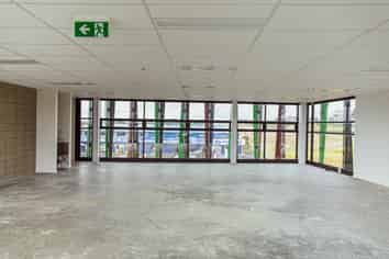 MODERN NEAR NEW OFFICE IN HUAPAI