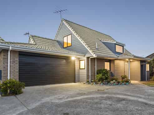 13A Pinewood Grove, Botany Downs