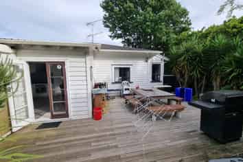 33 Mount Royal Avenue, Mount Albert