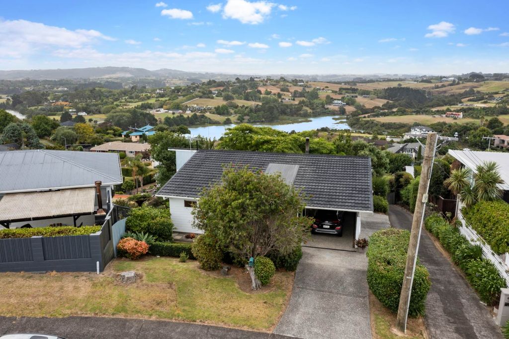 Property value 135 Sandspit Road, Shelly Park realestate.co.nz