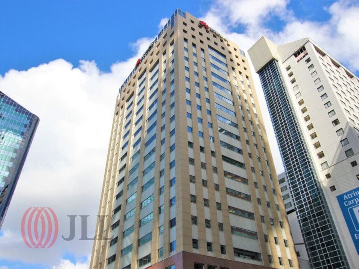 Full floor in sought after office tower