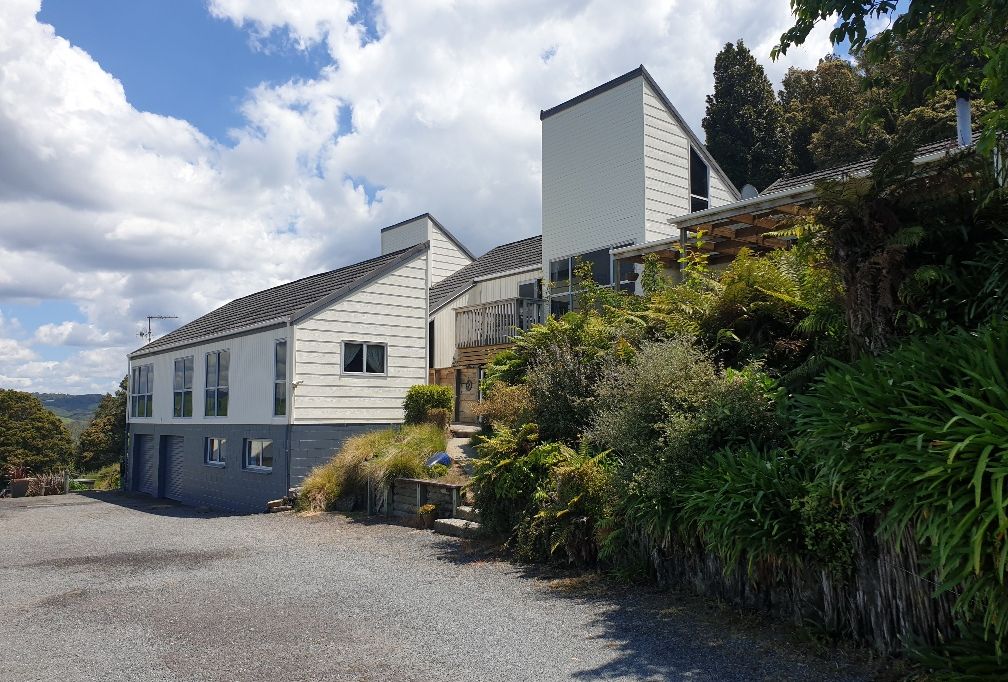 Magnificent Views & Lifestyle Opportunity 4