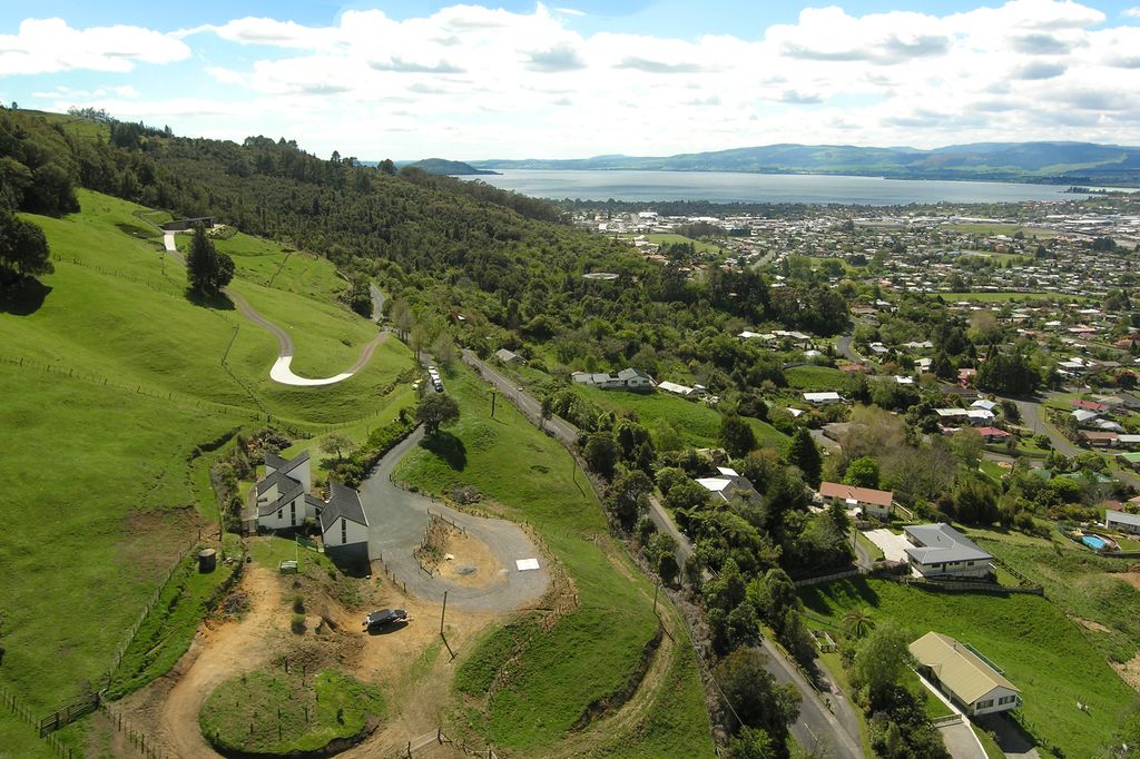 Magnificent Views & Lifestyle Opportunity 3