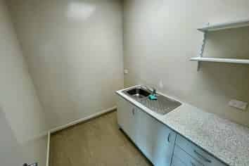 OFFICE WITH VIEWS IN SILVERDALE INDUSTRIAL ZONE