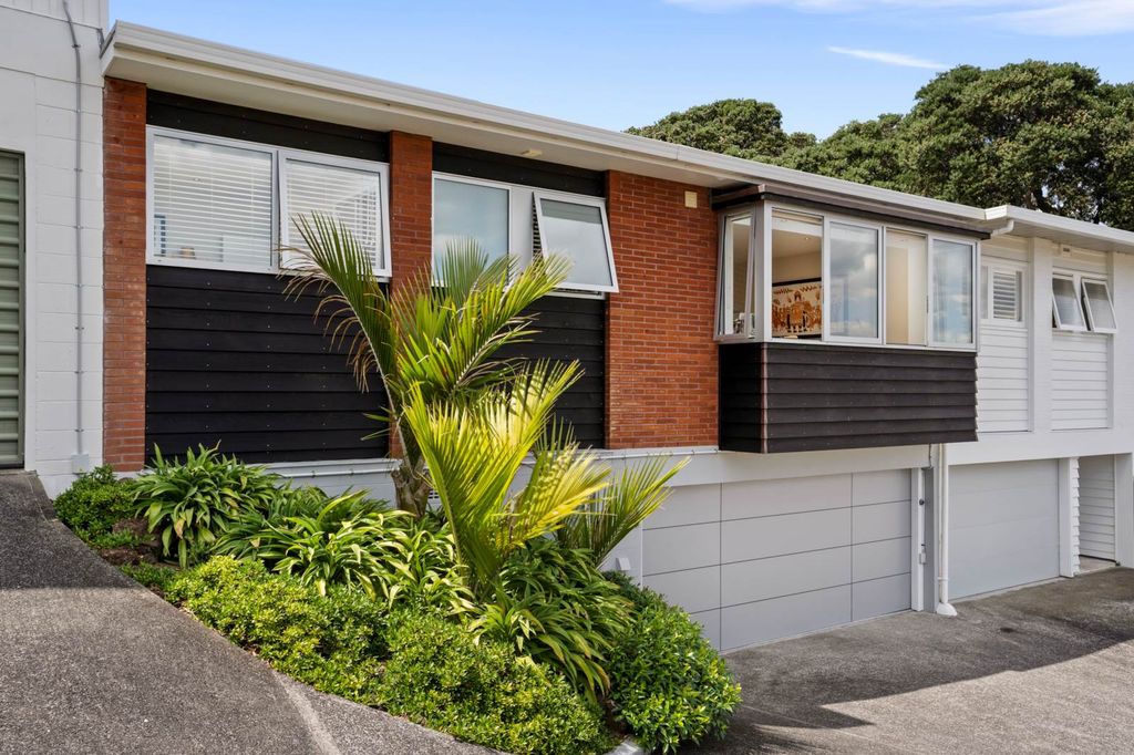 Property value 2/4 Beach Road, Castor Bay realestate.co.nz